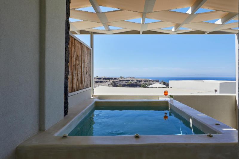 Deluxe Suite with outdoor heated Hot Hydromassage Tub image 2