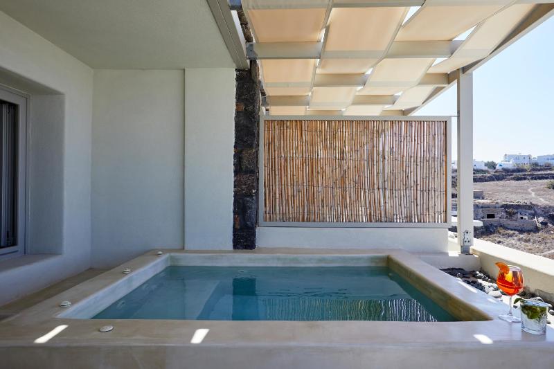 Deluxe Suite with outdoor heated Hot Hydromassage Tub image 4