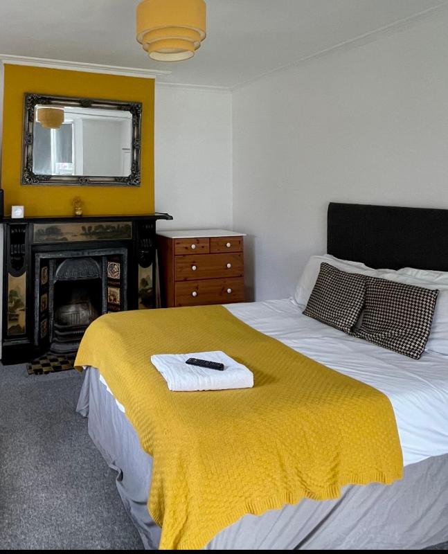 Standard Double Room with Shared Bathroom image 3