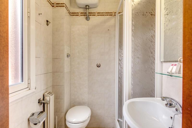 Double or Twin Room image 4