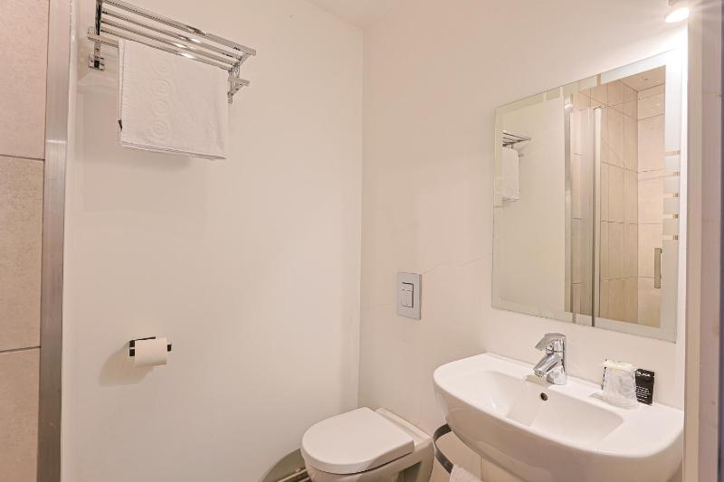 Single Room with Shower image 3