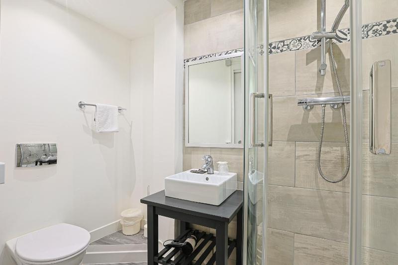 Single Room with Shower image 2