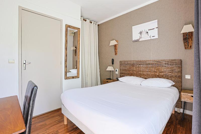 Standard Double Room image 3