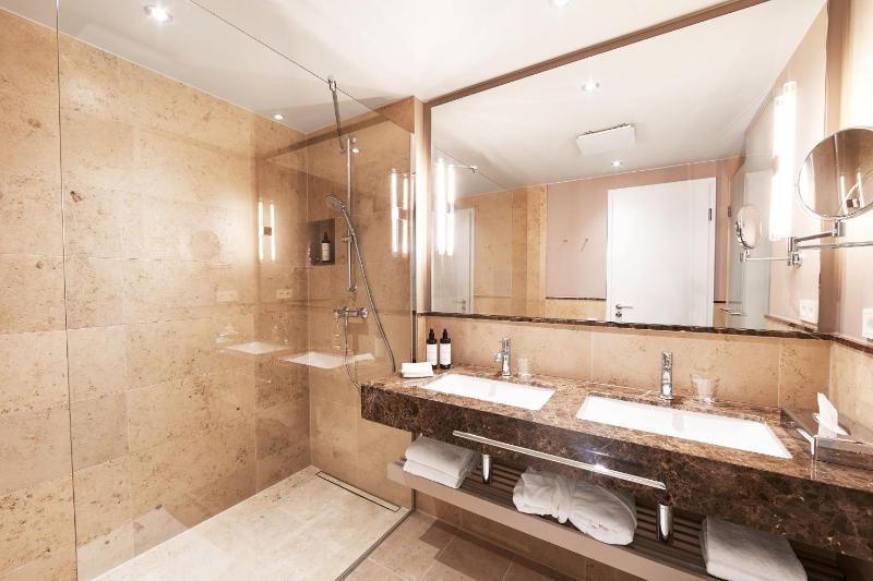 Deluxe Double or Twin Room with City View image 2