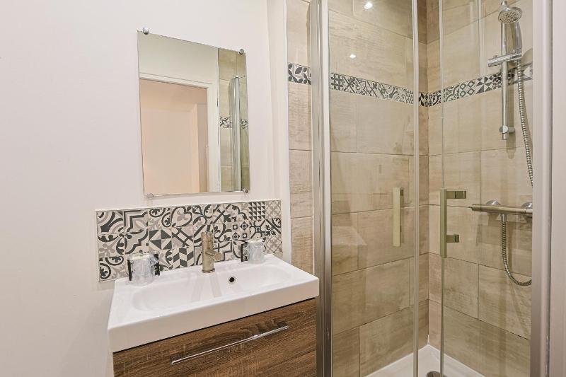 Twin Room with Shower image 4