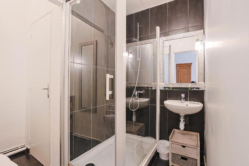 Deluxe Double Room with Shower image 3