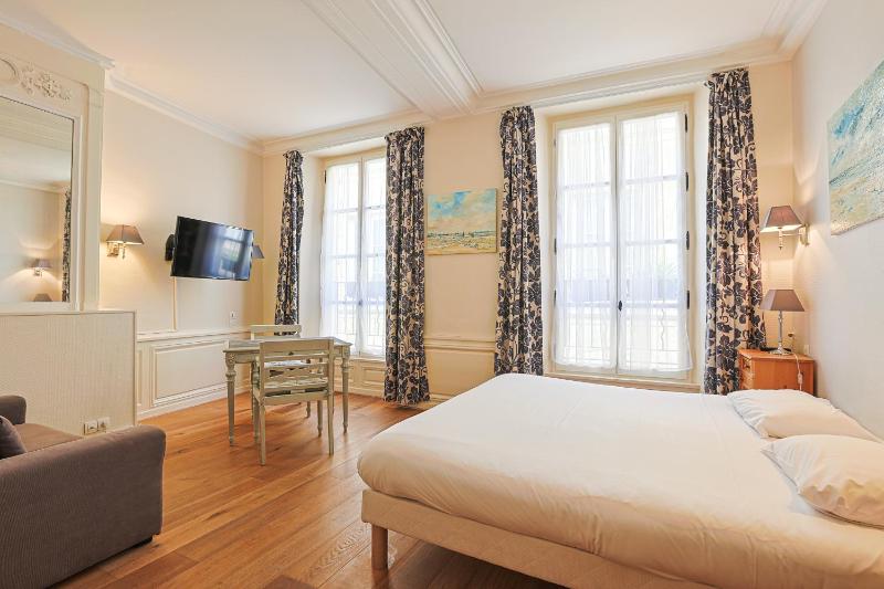 Deluxe Double Room with Shower image 4
