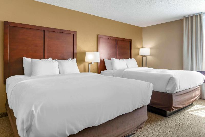 Queen Room with Two Queen Beds - Non-Smoking image 1