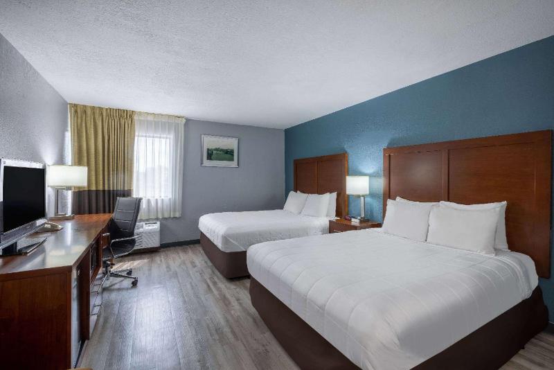 Double Room with Two Double Beds - Smoking image 1