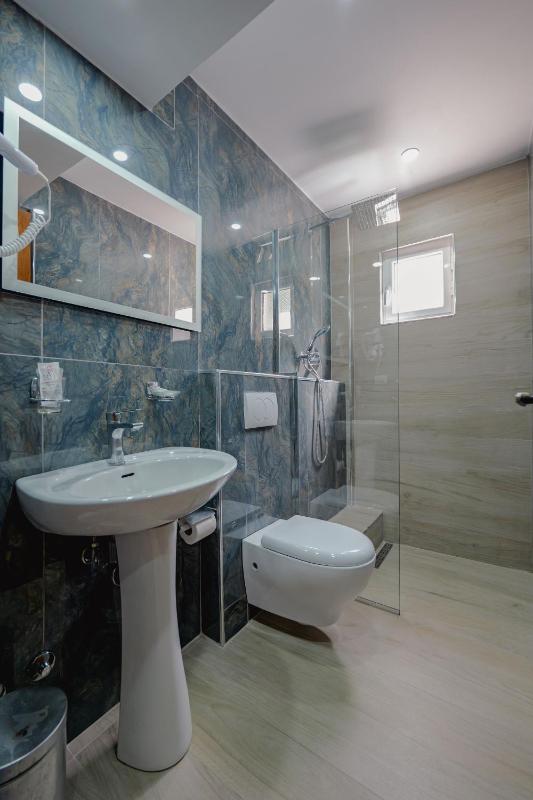 Double Room with Balcony (2 Adults + 1 Child) image 4