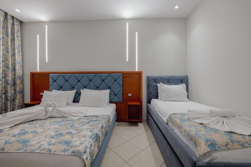 Triple Room with Balcony image 1