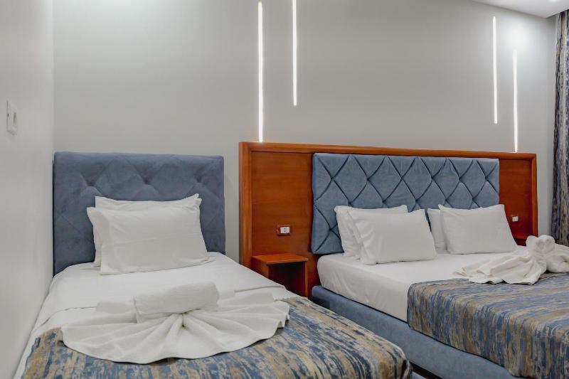 Triple Room with Balcony image 4
