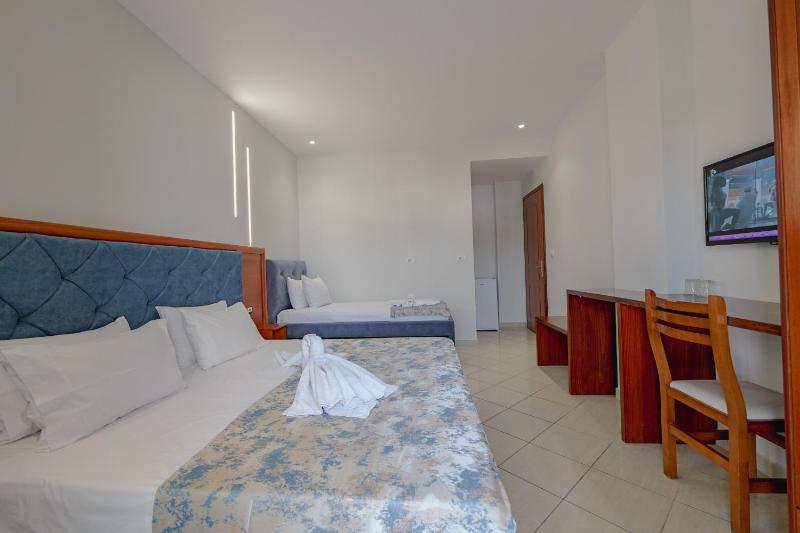 Triple Room with Balcony image 3