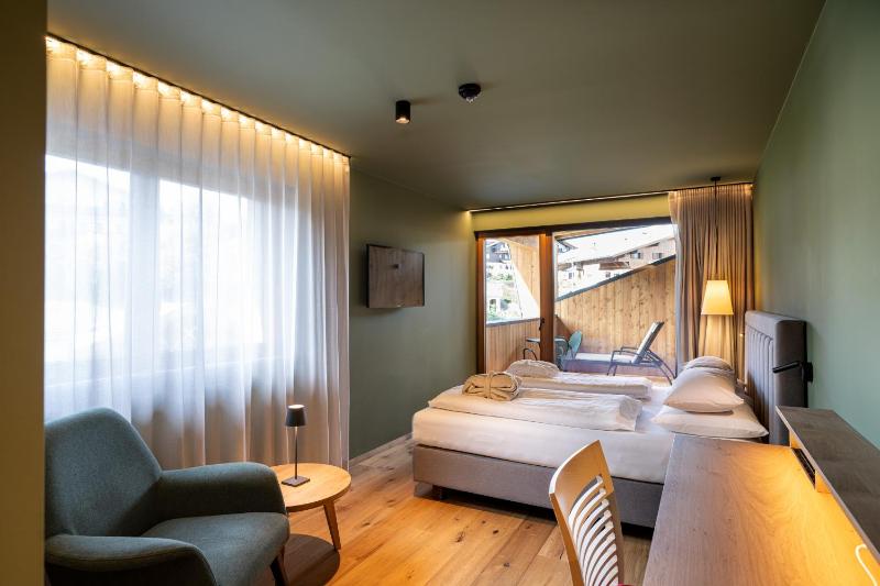Classic Double Room with Balcony image 1