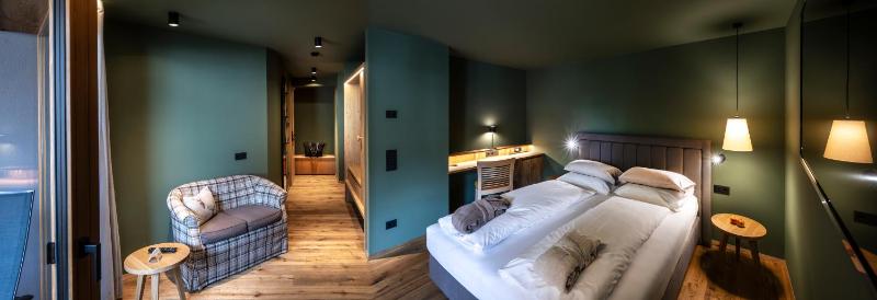 Classic Double Room with Balcony image 4