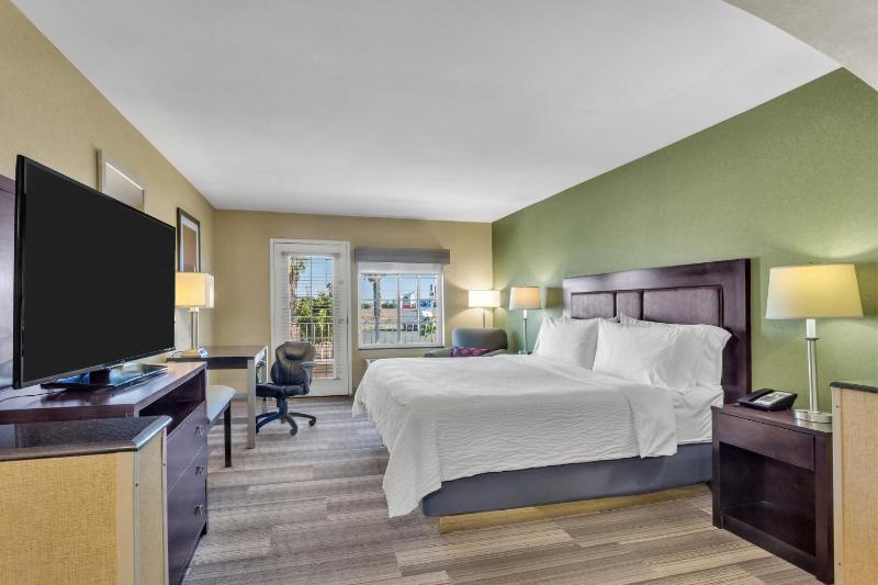 King Suite with Balcony image 1