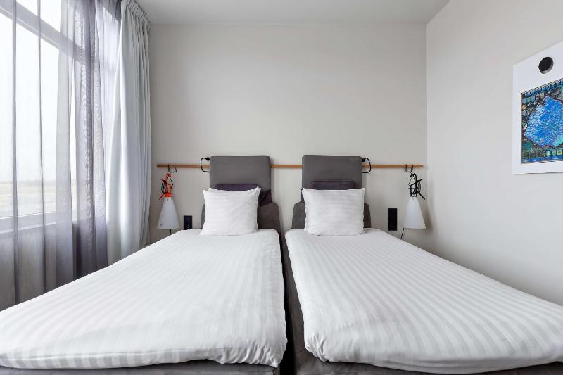 Standard Twin Room image 4