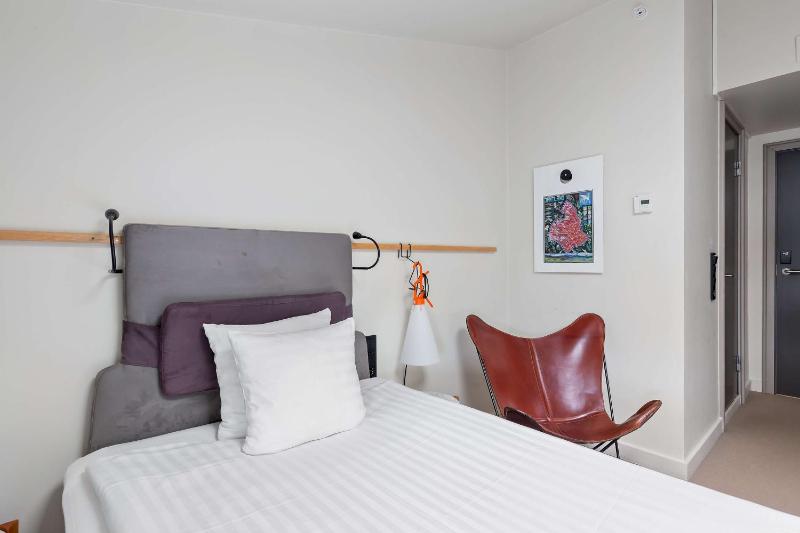 Economy Single Room with Rooftop Window image 3