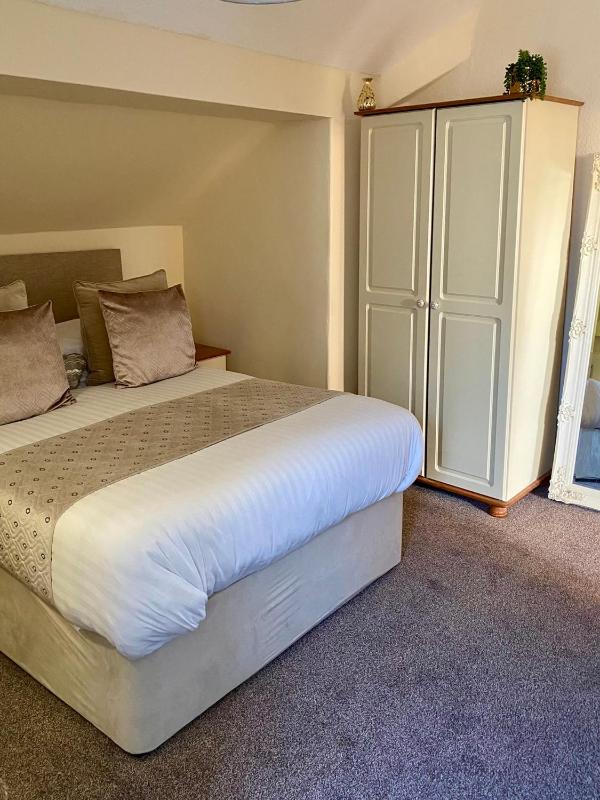 Standard Double Room image 4