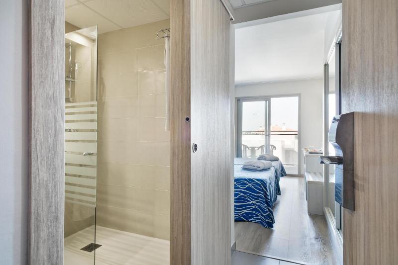 Twin Room (2 Adults) image 2