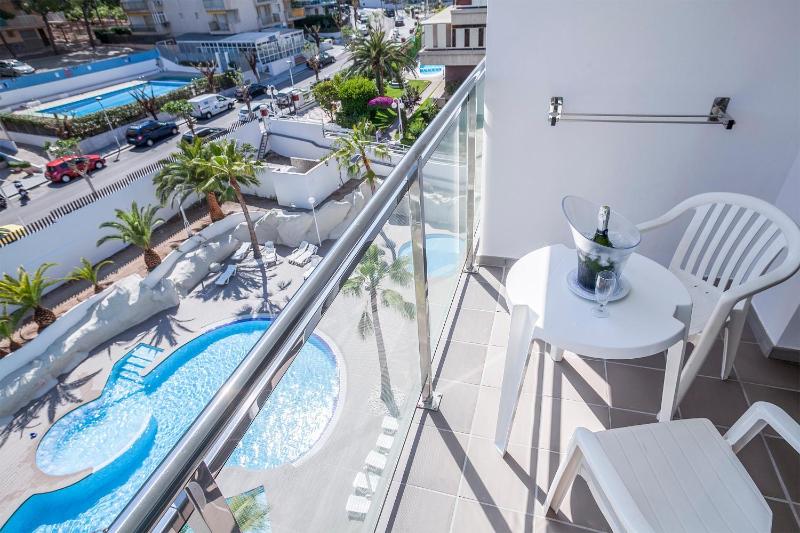 Twin Room (2 Adults) image 4