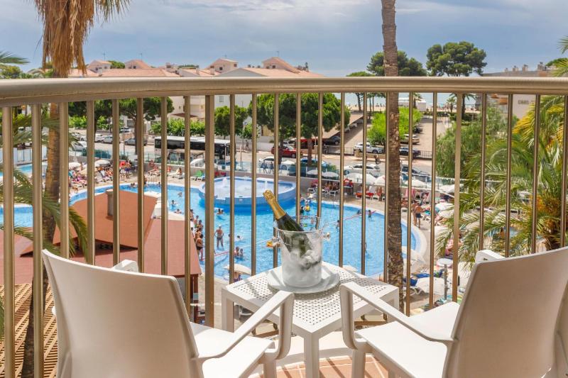 Double Room with Pool View (2 Adults) image 3