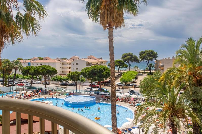 Double Room with Pool View (2 Adults) image 2