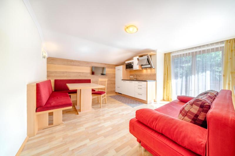One-Bedroom Apartment with Shower image 3
