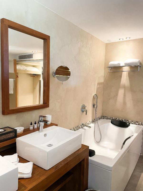 Royal Suite with Sea View and Terrace image 2