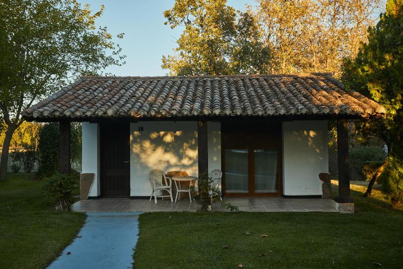 Bungalow with Garden View image 1