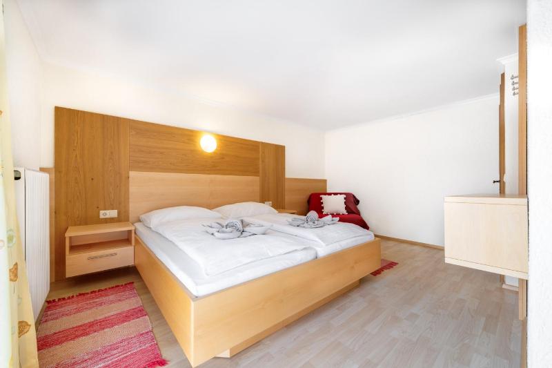 One-Bedroom Apartment with Shower image 4