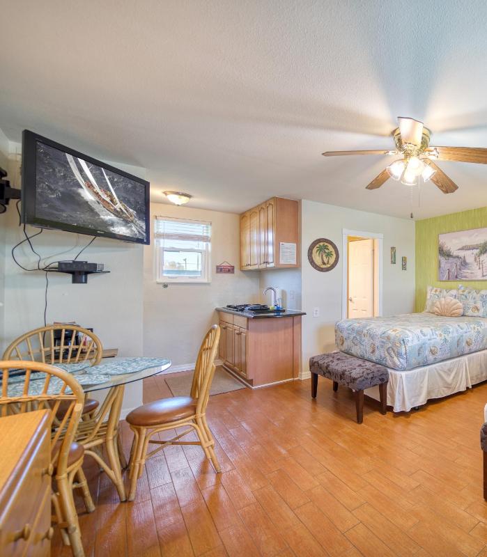 Camelot Beach Suites - image 19