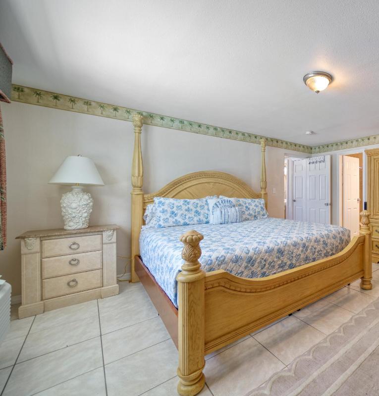 Camelot Beach Suites - image 27