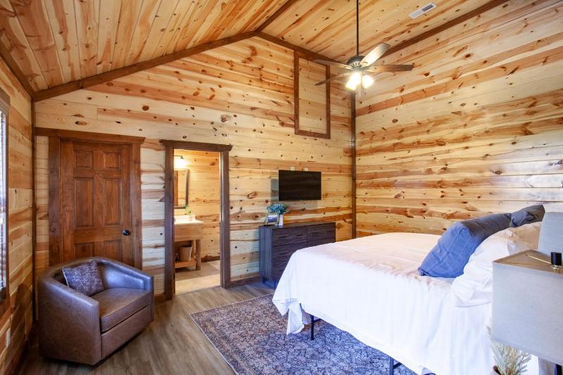 Splash of Gatlinburg cabin - image 5