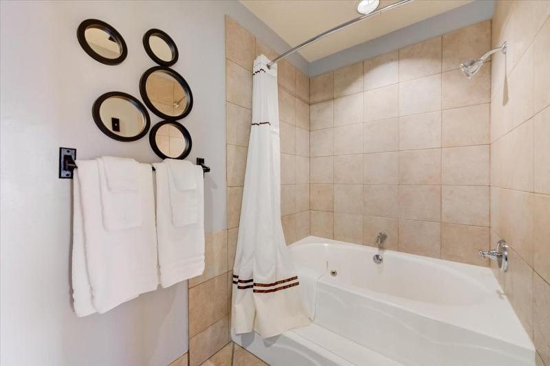 4 Bedroom Condominium  image 2