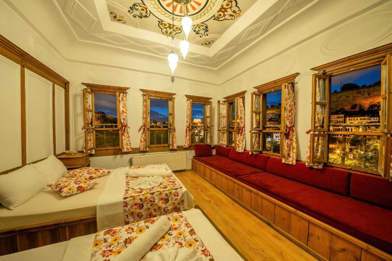 Family Room image 3