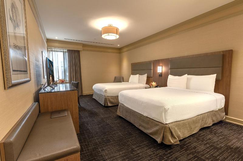 Superior Queen Room with Two Queen Beds image 2