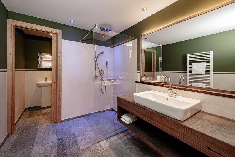 Deluxe Suite with Garden View image 4