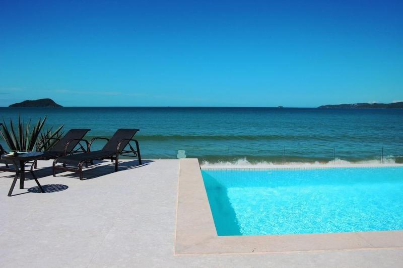 FL11 - Flat pé na areia Manguinhos Images