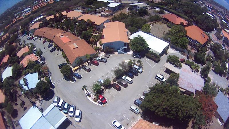 Kas di BaMi A-186 op Seru Coral Resort - Ruim appartement met groot zwembad en tropische tuin - image 24