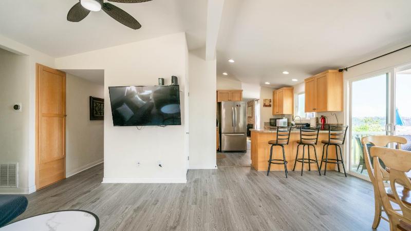 Home Ensuite with Panoramic City View - image 3
