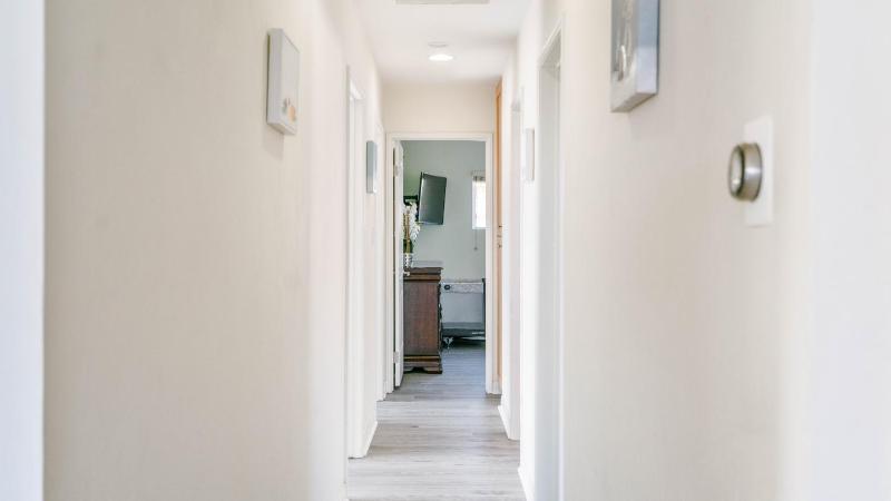 Home Ensuite with Panoramic City View - image 14