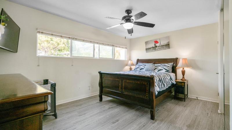 Home Ensuite with Panoramic City View - image 10