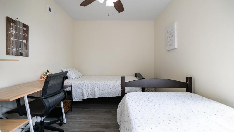 Home Ensuite with Panoramic City View - image 7