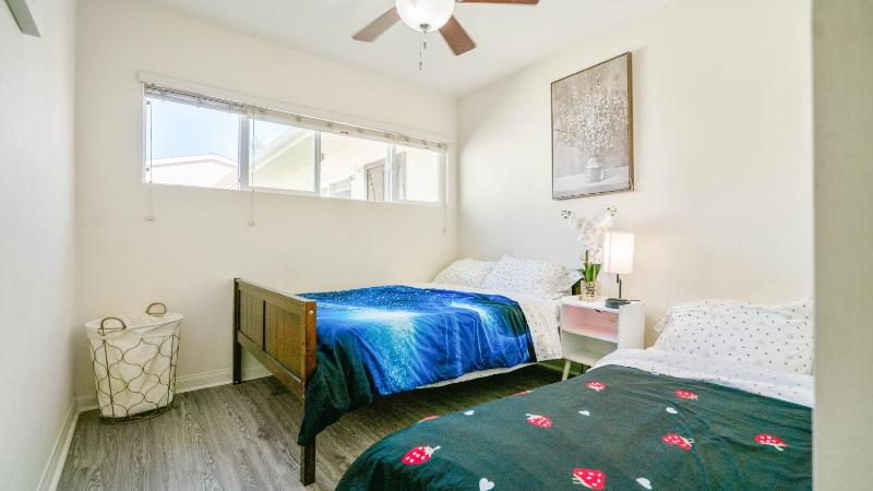 Home Ensuite with Panoramic City View - image 6