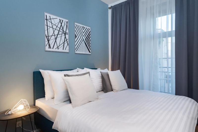 Deluxe One Bedroom Apartment image 3