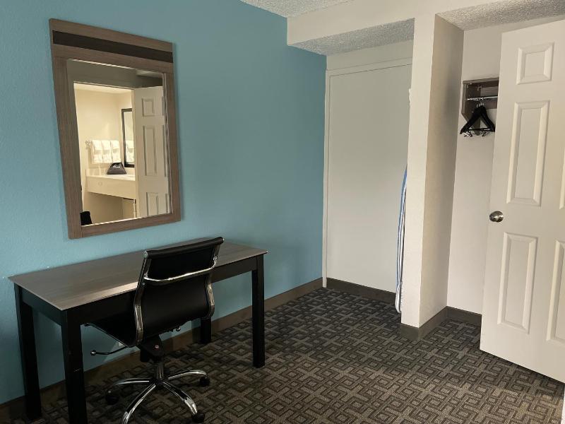 Suite with Two Queen Beds - Non-Smoking image 4
