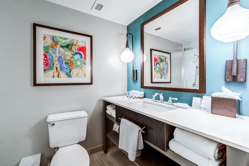 Standard King Room image 2