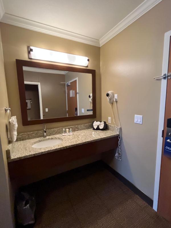 Queen Room image 3