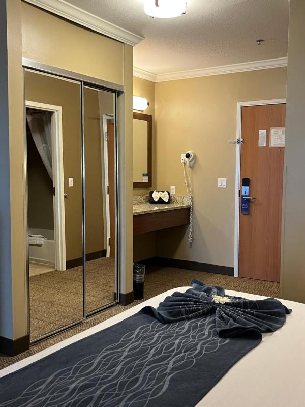 Queen Room with Two Queen Beds - Non-Smoking image 3